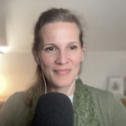 ursula-podcast-host Ursula Feuerherdt als Podcast Host von Verstehe Ayurveda. Verstehe Dich.
