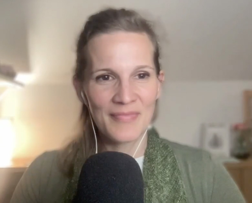 Ursula Feuerherdt als Podcast Host von Verstehe Ayurveda. Verstehe Dich.