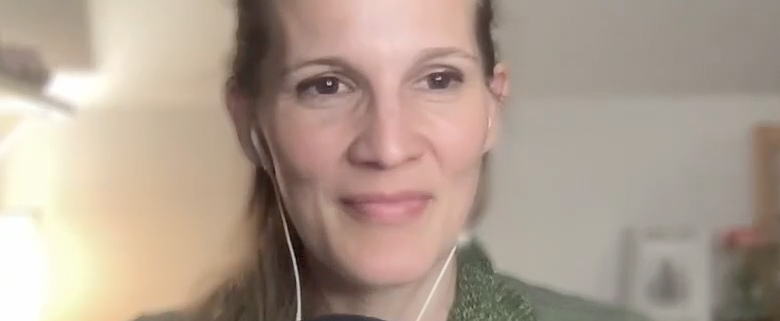 Ursula Feuerherdt als Podcast Host von Verstehe Ayurveda. Verstehe Dich.